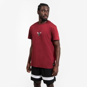 Koszulka do koszykówki unisex Tarmak NBA Chicago Bulls TS 900. Czerwone bluzki TARMAK, m, bez wzorów, z bawełny, sportowe, bez kołnierzyka, bez ramiączek. Za 79,99 zł.