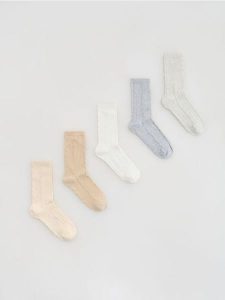 Długie skarpetki z bawełną 5 pack - złamana biel. Skarpetki Reserved, bez wzorów, z bawełny. Za 49,99 zł.