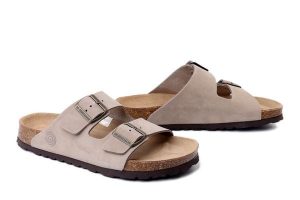 DR. BRINKMANN 600175-08 taupe, klapki damskie. Brązowe klapki Dr. Brinkmann, bez wzorów, ze skóry, bez obcasa. Za 246,42 zł.