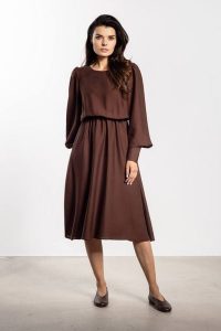 Elegancka sukienka rozkloszowana z długim rękawem brązowa. Brązowe sukienki Infinite You, m, bez wzorów, eleganckie, bez kołnierzyka, bez ramiączek, rozkloszowane. Za 349,00 zł.