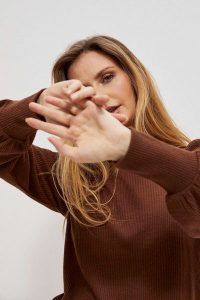 Bluza z bufiastymi rękawami i półgolfem kasztanowa. Brązowe bluzy MOODO, xs, bez wzorów, z elastanu, bez kaptura. W wyprzedaży za 39,99 zł.