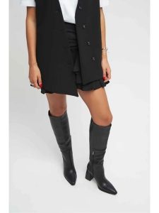 Trendyol Kozaki w kolorze czarnym rozmiar: 40. Czarne kozaki Trendyol, na zimę, bez wzorów, bez obcasa, bez zapięcia. Za 217,99 zł.