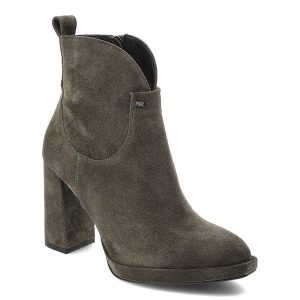 Zielone Botki Karino Modne Buty Damskie. Zielone botki Karino, na zimę, z aplikacjami, z materiału, bez obcasa, bez zapięcia. Za 399,00 zł.