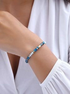 Nakkash Pozłacana bransoletka z perłami syntetycznymi rozmiar: onesize. Niebieskie bransoletki Nakkash, z perłą, pozłacane. Za 43,99 zł.