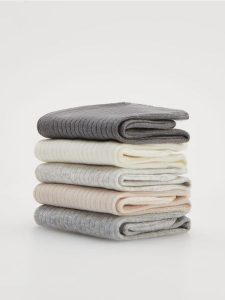 Skarpetki 5 pack - ciemnoszary. Szare skarpetki Reserved, bez wzorów. Za 49,99 zł.