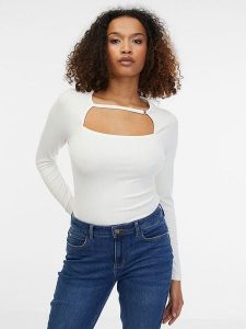 Orsay Koszulka w kolorze kremowym rozmiar: L. Brązowe bluzki Orsay, l, bez wzorów, bez kołnierzyka, bez ramiączek. Za 43,57 zł.