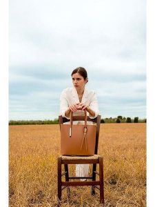 Christian Laurier Skórzana torebka "Gia" w kolorze karmelowym - 29 x 30 x 12,5 cm rozmiar: onesize. Brązowe torebki klasyczne Christian Laurier, bez wzorów, z materiału, przez ramię, bez dodatków. Za 443,95 zł.