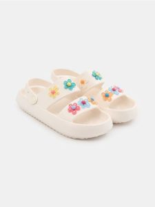 Piankowe klapki z kwiatami 3D - kremowy. Białe klapki Sinsay, bez wzorów, bez obcasa. Za 29,99 zł.