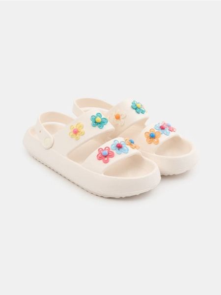 Piankowe klapki z kwiatami 3D - kremowy. Białe klapki Sinsay, bez wzorów, bez obcasa. Za 29,99 zł.