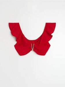 Góra od bikini z falbanami i dekoracyjnym metalem - czerwony. Czerwone bikini Sinsay, bez wzorów. Za 29,99 zł.