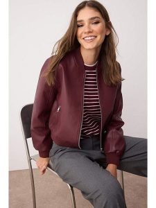 Trendyol Kurtka w kolorze fioletowym ze skóry syntetycznej rozmiar: L. Różowe kurtki Trendyol, l, bez wzorów, ze skóry, bez kaptura. Za 128,25 zł.