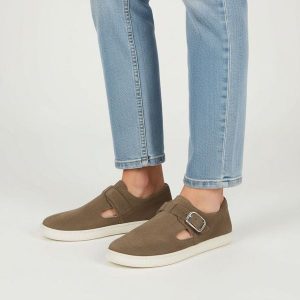 Półbuty damskie barefoot Armodo, skórzana cholewka naturalna niska wsuwana forma z regulowanym paskiem i metalową klamrą wycięcia po bokach lekka pła. Brązowe półbuty Armodo, bez wzorów, bez obcasa, na płaskiej podeszwie, bez zapięcia. Za 359,00 zł.