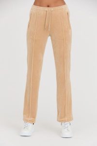 JUICY COUTURE Beżowe spodnie dresowe Tina Track Pants. Brązowe spodnie dresowe Juicy Couture, s, bez wzorów, z dresówki. W wyprzedaży za 227,99 zł.