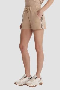 GUESS Beżowe damskie krótkie spodenki sportowe z lampasami Britney, Rozmiar L. Brązowe szorty Guess, z aplikacjami, sportowe. Za 329,99 zł.