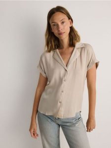 Koszula z dodatkiem wiskozy - oliwkowy. Zielone koszule Reserved, l, bez wzorów, z tkaniny, bez kołnierzyka, bez ramiączek. W wyprzedaży za 39,99 zł.