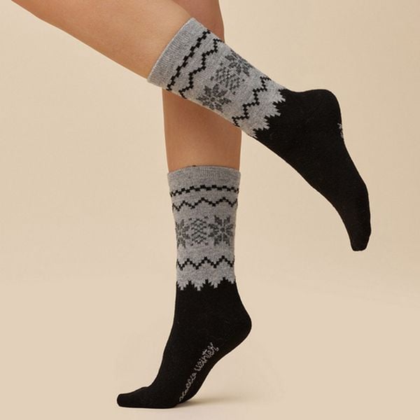 Wełniane skarpetki damskie Gabriella 1211 wzór skandynawski. Czarne skarpetki Gabriella, bez wzorów, z bawełny. Za 37,90 zł.