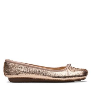 Baleriny Clarks. Żółte balerinki Clarks, bez wzorów, bez obcasa, bez zapięcia. Za 259,99 zł.