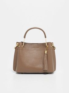 Christian Laurier Skórzana torebka "Lamy" w kolorze szarobrązowym - 27 x 18 x 11 cm rozmiar: onesize. Brązowe torebki klasyczne Christian Laurier, z aplikacjami, z materiału, przez ramię, bez dodatków. Za 355,95 zł.