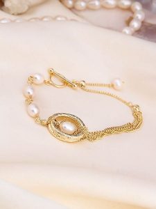 L'Atelier de Gaia Pozłacana bransoletka z perłami rozmiar: onesize. Białe bransoletki L'Atelier de Gaia, z perłą, pozłacane. Za 109,00 zł.