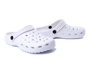 AXIM 7K2818B white, klapki basenowe damskie. Białe klapki Axim, w ażurowe wzory, bez obcasa. Za 29,99 zł.