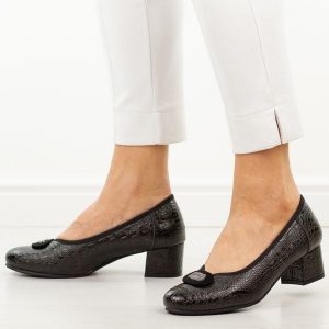 Czarne skórzane czółenka damskie Potocki 19488. Czarne czółenka POTOCKI, bez wzorów, ze skóry, z okrągłym noskiem, bez obcasa, na obcasie, bez zapięcia. Za 219,00 zł.