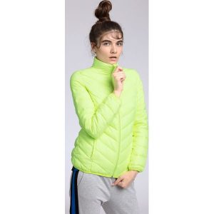 Kurtka puchowa damska KUD002 - żółty neon. Kurtki marki 4f. W wyprzedaży za 149,99 zł.