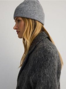 Czapka beanie - jasnoszary. Szare czapki Reserved, bez wzorów. W wyprzedaży za 29,99 zł.