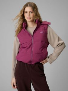 4F Bezrękawnik z wypełnieniem syntetycznym damski - burgundowy S. Czerwone kamizelki 4f, s, bez wzorów, z materiału, bez kołnierzyka, bez ramiączek, bez kaptura. Za 249,99 zł.