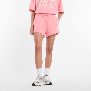 Spodenki damskie New Balance WB61Y80AAA6 – różowe. Czerwone szorty New Balance, bez wzorów, z bawełny, klasyczne. Za 199,99 zł.