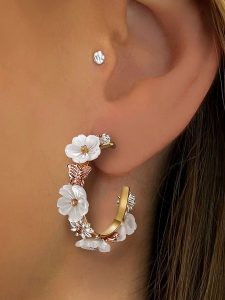 Les Petites Précieuses Pozłacane kolczyki-kreole z perłą i cyrkoniami rozmiar: onesize. Białe kolczyki Les Petites Précieuses, z cyrkonią, pozłacane. Za 282,99 zł.