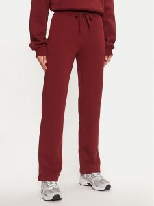 Gina Tricot Spodnie dresowe Basic 21183 Czerwony Relaxed Fit. Czerwone spodnie dresowe Gina Tricot, xxs, bez wzorów, z dresówki. Za 79,99 zł.