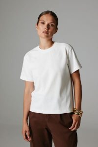 T-SHIRT KIM ECRU S - Flawless. T-shirty Flawless, s, bez wzorów, z bawełny, bez kołnierzyka, bez ramiączek. Za 219,00 zł.