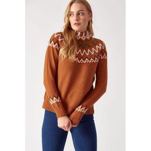Sweter w kolorze jasnobrązowym. Długie swetry marki Robin. W wyprzedaży za 169,95 zł.