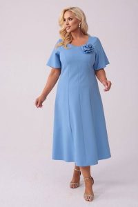 Elegancka błękitna sukienka Doris na wesele PLUS SIZE XXL. Niebieskie sukienki Moda Size Plus Iwanek, na imprezę, plus size, bez wzorów, z elastanu, eleganckie, bez kołnierzyka, plus size, bez ramiączek, midi, rozkloszowane. Za 349,90 zł.