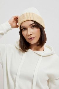Dwukolorowa czapka. Czapki MOODO, bez wzorów, z elastanu. W wyprzedaży za 17,99 zł.