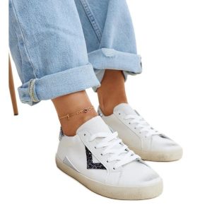Białe sneakersy z efektem ,,znoszenia'' Gombola. Białe trampki bez wzorów, bez zapięcia. Za 101,26 zł.