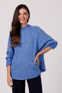 Luźny sweter damski z szerokimi rękawami niebieski. Niebieskie długie swetry BE Knit, uniwersalny, z jeansu, bez kołnierzyka. Za 249,00 zł.