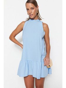 Trendyol Sukienka w kolorze błękitnym rozmiar: 34. Niebieskie sukienki Trendyol, bez wzorów, bez kołnierzyka, bez ramiączek, mini. Za 72,95 zł.