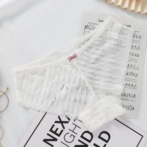 Figi transparentne z delikatnego materiału na każdą okazję Marylou. Białe figi Intica, bez wzorów, z materiału. W wyprzedaży za 59,00 zł.