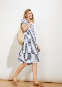 Sukienka shirtowa z przędzy mieszankowej, z kieszeniami, w dł. do kolan. Czerwone sukienki bonprix, bez wzorów, bez kołnierzyka, bez ramiączek, midi. Za 79,99 zł.