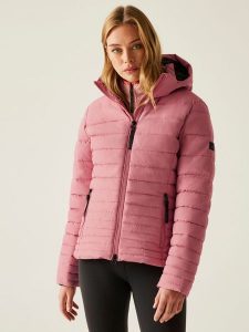 Regatta Kurtka pikowana "Kelane" w kolorze jasnoróżowym rozmiar: 44. Różowe kurtki Regatta, bez wzorów, bez kaptura. Za 240,43 zł.