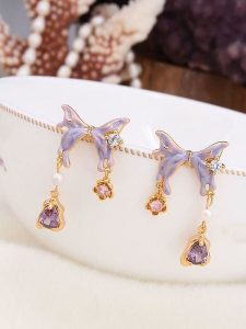 Pierres de Jade Pozłacane kolczyki-wkrętki z perłami i cyrkoniami rozmiar: onesize. Różowe kolczyki Pierres de Jade, z cyrkonią, pozłacane. Za 69,99 zł.