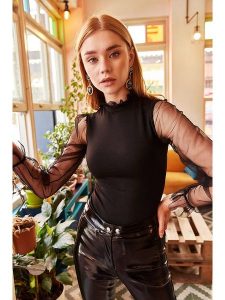 Olalook Bluzka w kolorze czarnym rozmiar: L. Czarne bluzki Olalook, l, bez wzorów, z tiulu, bez kołnierzyka, bez ramiączek. Za 61,31 zł.