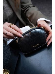 Victor & Hugo Paris Skórzany portfel "Gema" w kolorze czarnym - 15 x 10 x 5 cm rozmiar: onesize. Czarne portfele Victor & Hugo Paris, bez wzorów, z materiału. Za 104,99 zł.