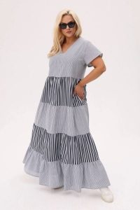 Sukienka w paski Moya MAXI z falbankami - lekka, wygodna i stylowa PLUS SIZE XXL OVERSIZE LATO. Białe sukienki Moda Size Plus Iwanek, na lato, plus size, bez wzorów, z bawełny, eleganckie, bez kołnierzyka, plus size, bez ramiączek, maxi, oversize. W wyprzedaży za 285,90 zł.