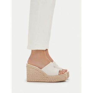 Klapki Calvin Klein. Białe klapki Calvin Klein, bez wzorów, bez obcasa. Za 409,99 zł.