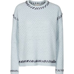 Sweter "Amoret" w kolorze błękitnym. Niebieskie swetry klasyczne marki Nümph, ze splotem, z okrągłym kołnierzem. W wyprzedaży za 173,95 zł.