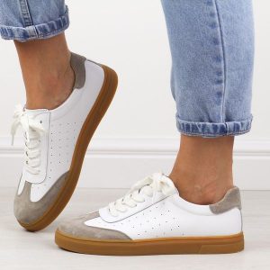 Białe skórzane półbuty damskie Filippo Dp6128/26. Białe półbuty Filippo, na jesień, bez wzorów, ze skóry, bez obcasa, bez zapięcia. Za 219,00 zł.