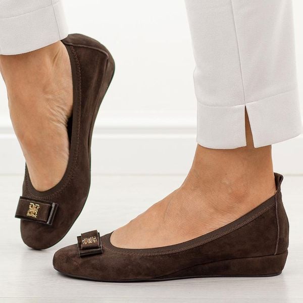 Brązowe zamszowe skórzane Polskie baleriny damskie Prestige 2236. Brązowe balerinki Prestige, bez wzorów, ze skóry, z okrągłym noskiem, bez obcasa, na koturnie, bez zapięcia. Za 399,00 zł.