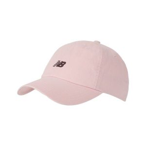 Czapka damska New Balance LAH51009RSG – różowa. Czerwone czapki New Balance, bez wzorów, z materiału, sportowe. Za 69,99 zł.